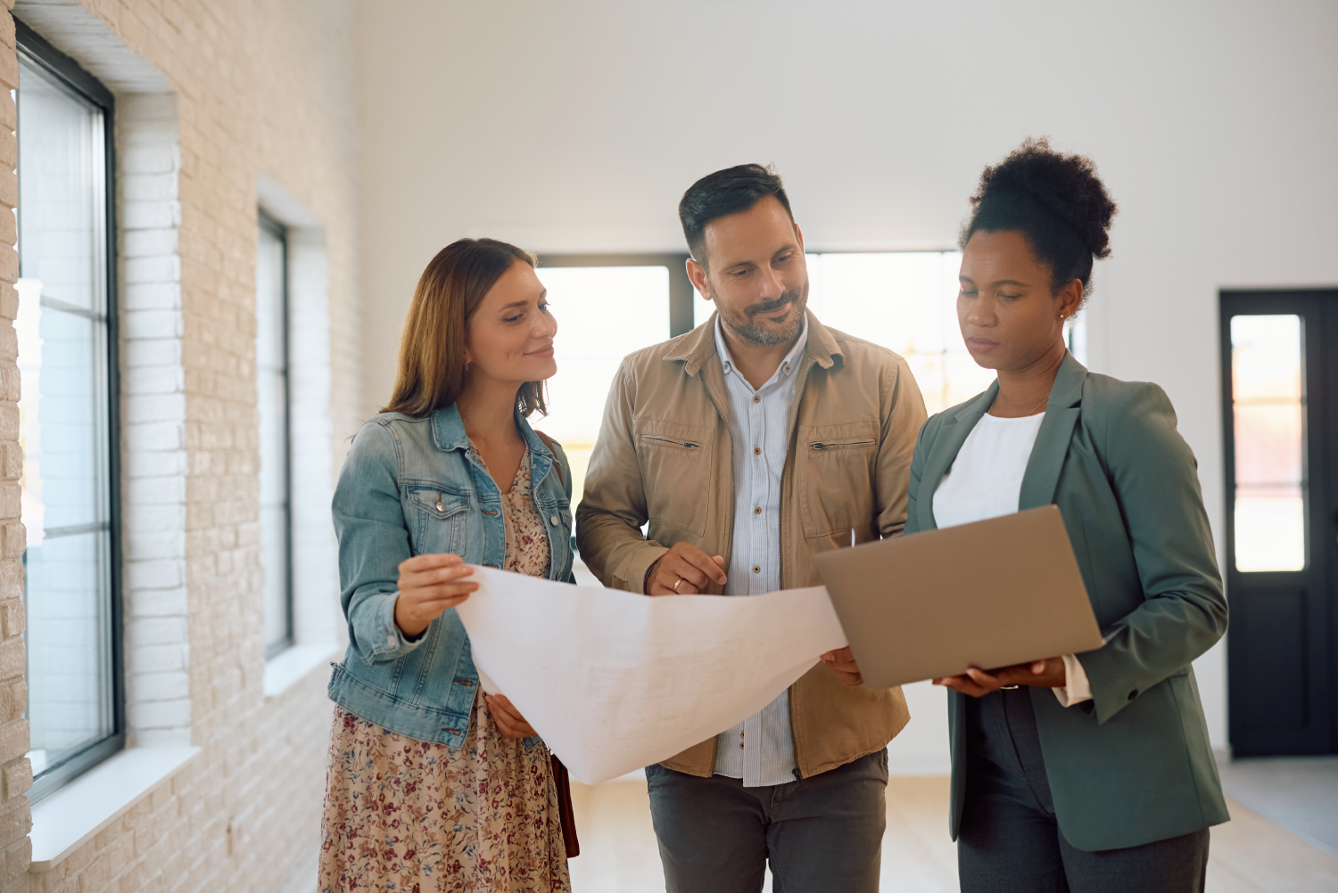Asesor, ayudando a elegir entre hipoteca fija o hipoteca variable, a pareja