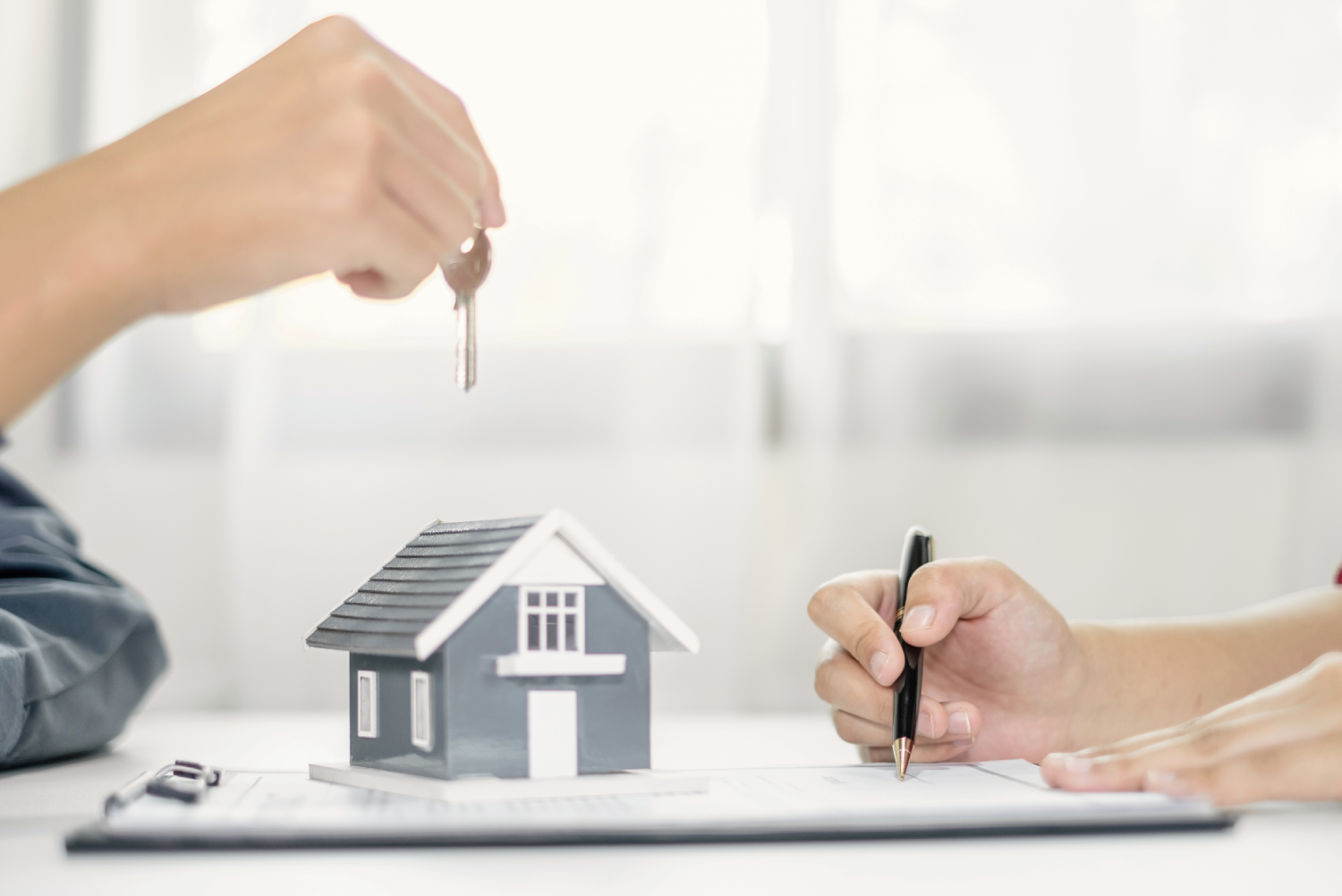 Presupuesto, ubicación, documentos, inspección y contratos para una decisión segura. Sigue las recomendaciones al comprar una casa, con Century 21.