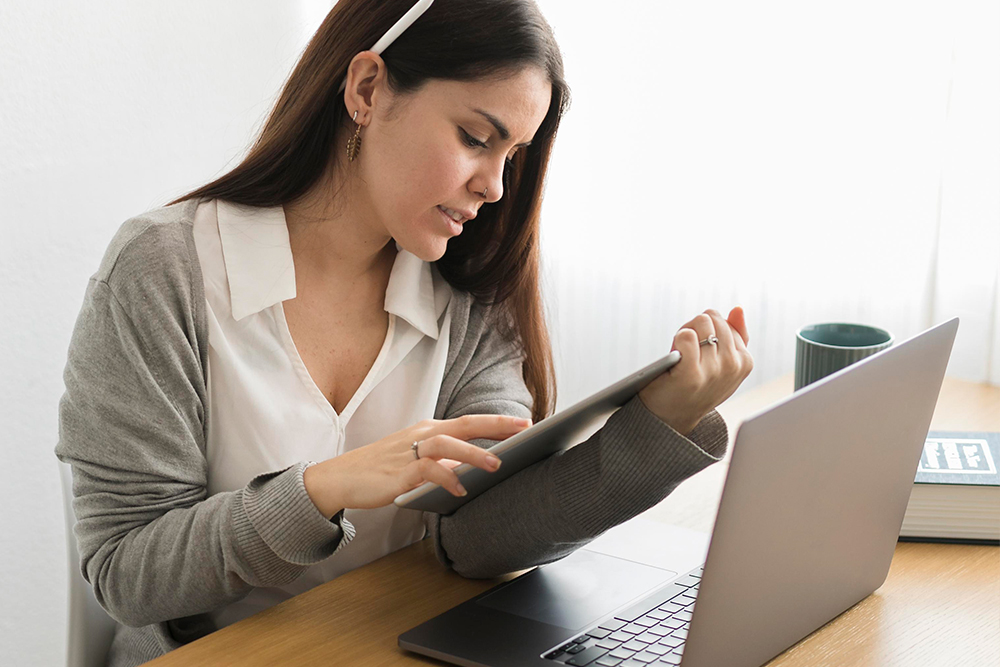 Mujer navegando en la web para checar sus puntos de Infonavit