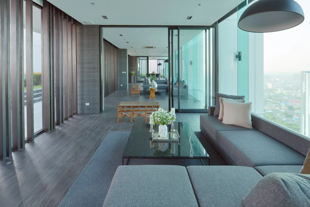 Asesor de Century 21 mostrando tipos de departamentos