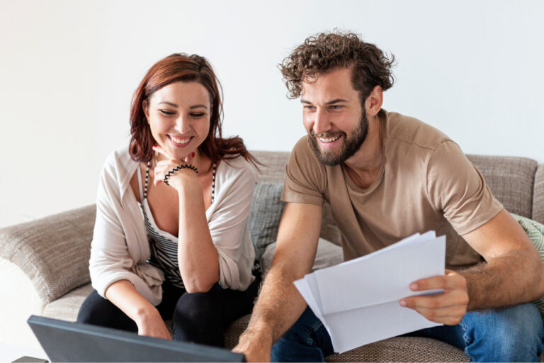 Pareja buscando en un dispositivo qué es buró de crédito