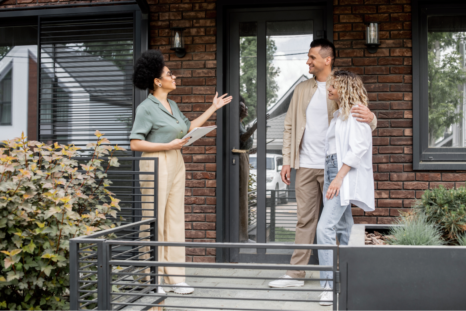 Agente inmobiliario aconsejando en como ahorrar para una casa