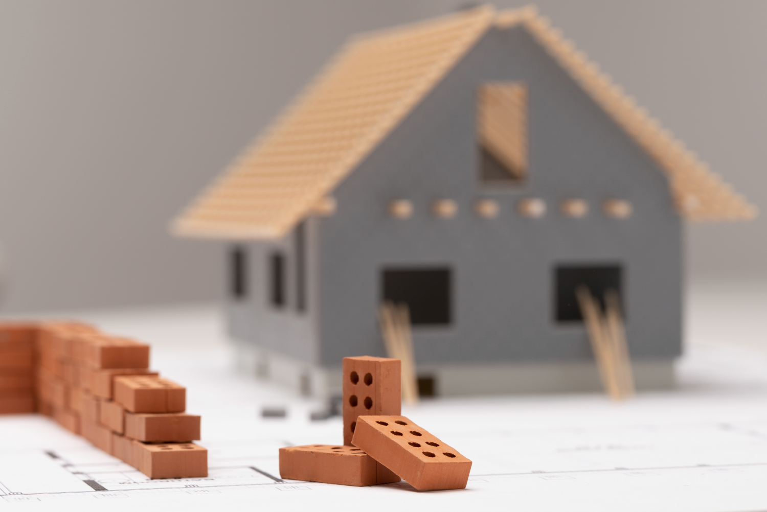 imagen de una construcción y atrás una casa ya construida