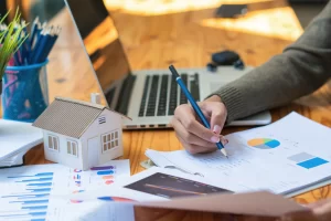 Persona haciendo un estudio de mercado inmobiliario