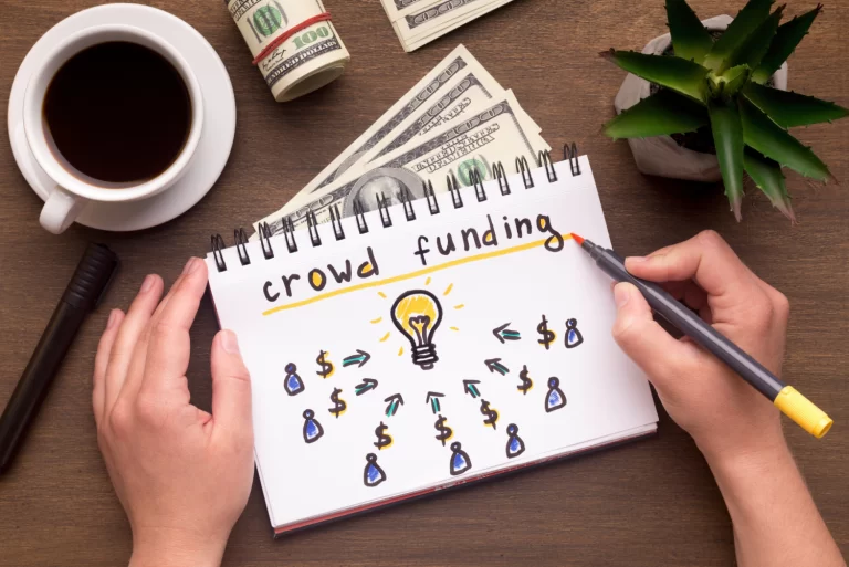 Dibujo en una libreta sobre el crowdfunding